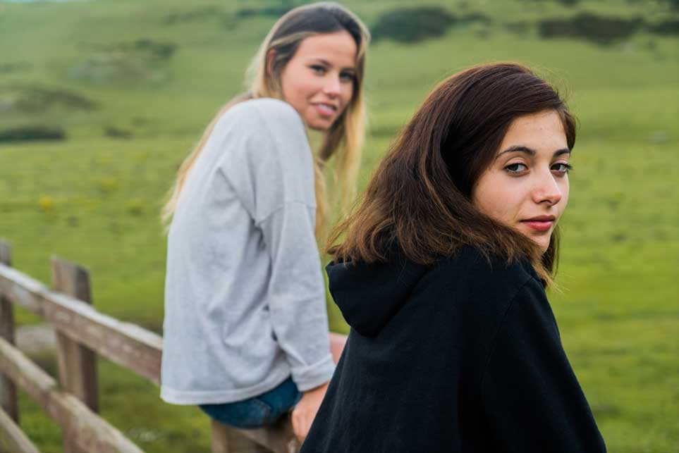 couple-of-friends-out-in-nature-2025-01-07-09-45-31-utc-aspect-ratio-700-525